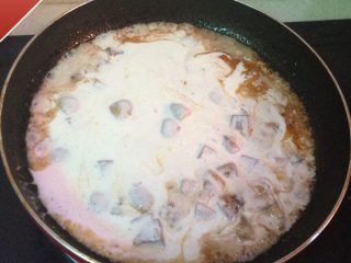 奶油芝士焗龙虾,待酒精挥发后，倒入淡奶油，并且调入盐，胡椒粉，中火煮至浓稠(约5分钟)，奶油蘑菇汁就做好了