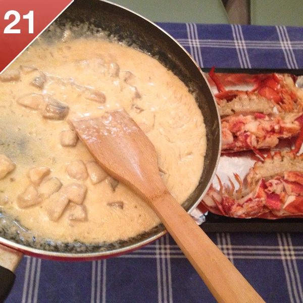 奶油芝士焗龙虾,将保留完整的虾壳放到铺有锡纸的烤盘上，把切好的龙虾肉填到虾壳里面，浇上蘑菇奶油汁