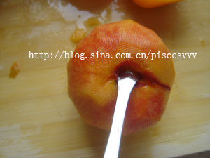 糖水黄桃,沿着黄桃四周，用刀切一圈，勺子扎入黄桃中