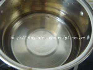糖水黄桃,锅内入适量的水煮沸后，加入白糖溶解