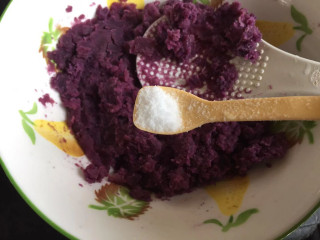 冰皮月饼,然后按压成泥，依个人口味加入糖，也可以不加，紫薯本身就是甘甜味