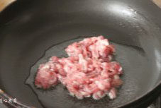 榨菜炒肉丝,热锅入油，倒入肉丝