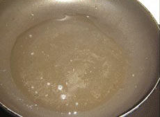 香炸猪排,锅中入少许油，加热至6成；