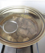 罗宋汤,重新入锅，加入足量开水和香叶；大火煮开，小火慢炖，中间撇去浮沫，加盖慢炖至牛肉熟烂，大约2小时