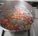 罗宋汤,牛肉煮烂后，捞出香叶不要，下入芹菜丁、土豆丁、胡萝卜丁和洋葱丁，转小火慢炖至土豆熟烂；