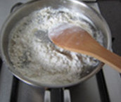 罗宋汤,另起一小炒锅，小火加热，下入10g黄油；待黄油即将完全融化时，下入面粉，小火慢炒至面粉微微发黄