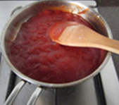 罗宋汤,将炒好的面粉下入汤锅，搅拌均匀，继续小火慢煮煮；小炒锅中加入剩下的黄油和番茄酱，小火慢慢煸炒，至番茄酱呈深棕红色；