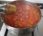 罗宋汤,煮至汤汁再次沸腾并慢慢浓稠，加入适量盐；加入适量白糖；加入适量现磨黑胡椒粉，尝尝味道，调味至自己喜欢即可。