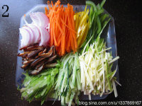 铸铁锅版石锅拌饭,所有蔬菜和菌类切成丝