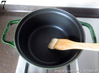 铸铁锅版石锅拌饭,铸铁锅上火，小火温锅2分钟后，在底部和锅壁均匀刷上一层香油