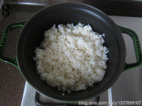 铸铁锅版石锅拌饭,铺上冷米饭，铺的时候顺便将米饭抓松