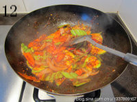 辣炒鱿鱼面,起炒锅，热锅凉油爆香大葱、洋葱、胡萝卜，再下入其它蔬菜和一半酱汁；翻炒均匀