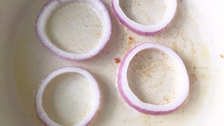洋葱圈煎蛋饼-可以和宝贝抢着吃的美食,热锅，倒入少许橄榄油，放入洋葱圈