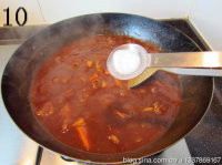 咖喱牛腩盖浇饭,搅拌至咖喱块全部融化后，开小火再煮10分钟左右；加入少许盐调味