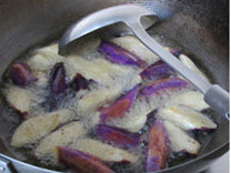 豆瓣茄子,起油锅，锅中油烧至7、8热时，下入茄子块儿，迅速翻滚
