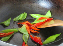 豆瓣茄子,锅中留底油，爆炒辣椒片，至辣椒片颜色鲜艳，盛出备用