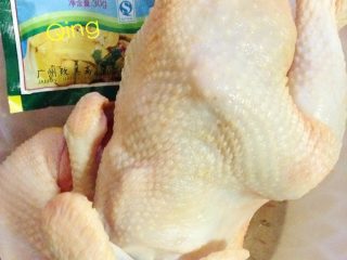电饭锅盐焗鸡,如图鸡洗干净沥干后将盐焗鸡粉均匀涂至鸡身和鸡肚里腌制