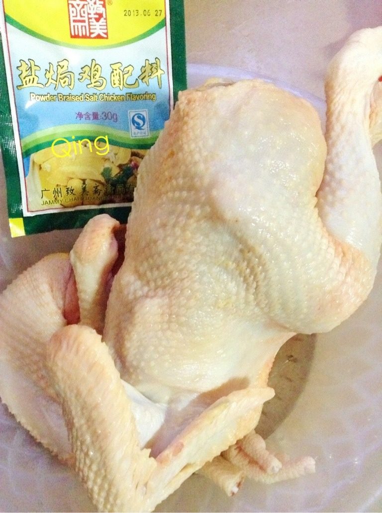 电饭锅盐焗鸡,如图鸡洗干净沥干后将盐焗鸡粉均匀涂至鸡身和鸡肚里腌制