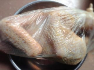 电饭锅盐焗鸡,如图再用保鲜袋将腌制好的鸡放入冰箱过夜