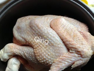 电饭锅盐焗鸡,如图再放入鸡（提前30分钟从冰箱拿出）
