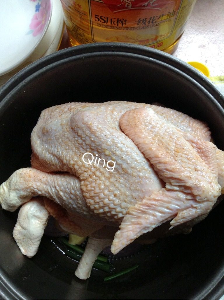 电饭锅盐焗鸡,如图再放入鸡（提前30分钟从冰箱拿出）
