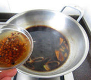 橙汁熏鱼,再次煮沸约5分钟，加入花椒水，再次煮至沸腾，关火。捞出葱姜不要