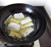 橙汁熏鱼,起油锅，待油烧至6、7成热时，下入带鱼块儿，炸至金黄色酥脆，捞出沥干油脂，