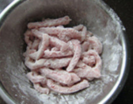 酸甜里脊,腌好的肉丝，加入5大勺干淀粉，拌匀至每条肉都沾裹上一层淀粉