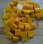 芒果酸奶沙冰,三个芒果削去皮,取其中的一个芒果，切成丁。