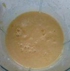芒果酸奶沙冰,放入料理机搅拌杯里。将两盒酸奶一同放入,把酸奶和芒果一起打成芒果泥。