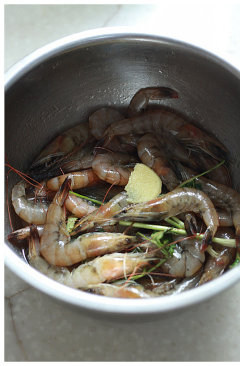 水晶虾饺,鲜虾加入料酒、姜片、香菜腌制30分钟，去除腥味。