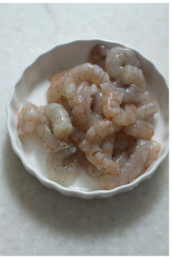 水晶虾饺,将鲜虾去头、去壳、挑去虾线备用。