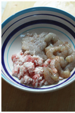水晶虾饺,肥肉切小丁（我用的五花肉）、将虾分成两半，一半虾压成泥。