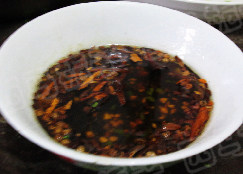 夫妻肺片,锅中注入油，下入麻椒和辣椒碎小火煸炒出红油，趁热倒入料汁中。成麻辣料汁
