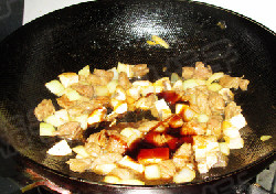 黑椒苹果牛肉粒,翻炒至牛肉变色时，加入蘑菇继续翻炒均匀，再加上一小勺耗油 生抽 红酒。煸炒均匀