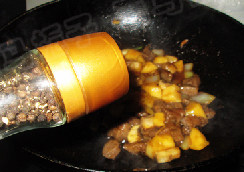 黑椒苹果牛肉粒,下切好的苹果粒继续煸炒，撒入黑胡椒碎翻炒至汤汁收干即可