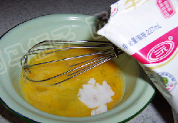 虾仁肉饼蒸蛋,打散的鸡蛋中加入牛奶搅拌均匀