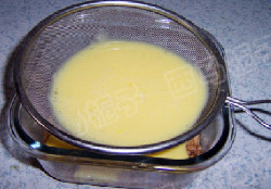 虾仁肉饼蒸蛋,把蛋液过筛于带有肉馅的容器中