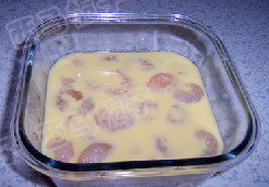 虾仁肉饼蒸蛋,洗净的虾仁均匀的码放在蛋液中