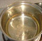 小C的提拉米苏,糖加在水里，煮至沸腾；