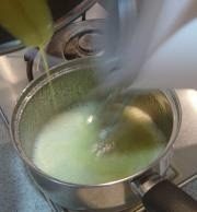 小C的提拉米苏,沸腾后关火，一边用打蛋器搅打，一边把蛋黄液缓缓倒入糖水中；