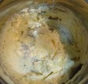 小C的提拉米苏,把马斯卡彭奶酪用打蛋器搅打顺滑，把已经冷却的蛋黄糊和奶酪混合均匀；