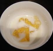 小C的提拉米苏,吉利丁片用凉水泡软，隔热水加一点牛奶溶化，把吉利丁溶液加入到奶酪混合物中，混合均匀；