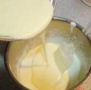 小C的提拉米苏,把混合好的奶酪糊倒入淡奶油中，搅拌均匀，备用；
