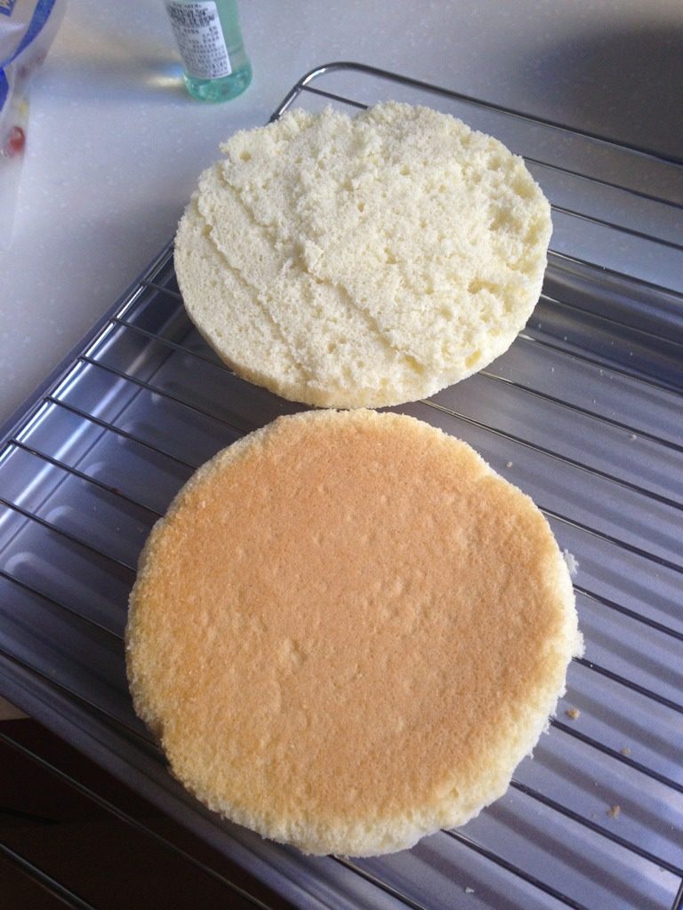 小C的提拉米苏,把开始烤好的海绵蛋糕分成两片，切去边缘；