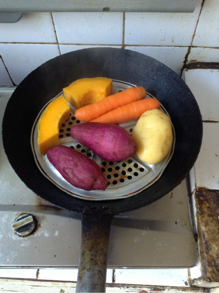 彩虹卷,如图将食材去皮后放锅里蒸