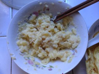 彩虹卷,取一小块黄油放锅里化开与牛奶一起放入土豆泥里搅拌均匀，黄油没有问题也不大，可以根据自己口味加点糖