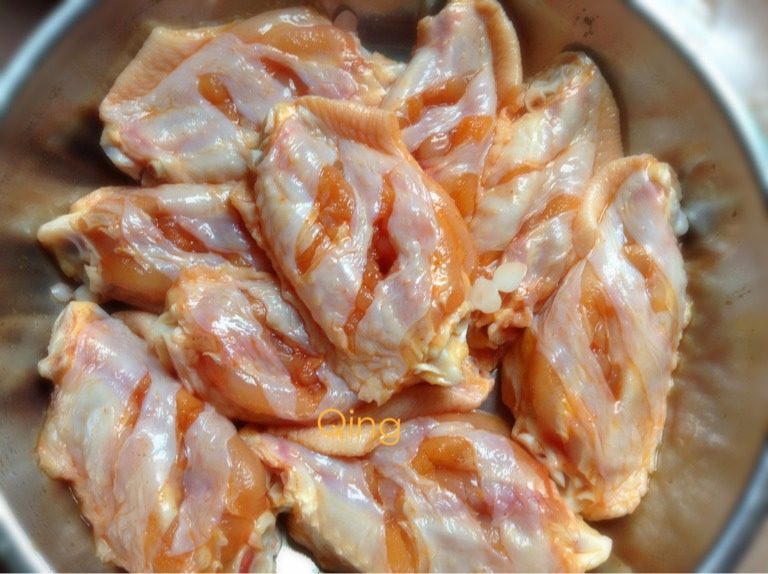 煎奥尔良鸡翅,如图拌均匀腌制2小时