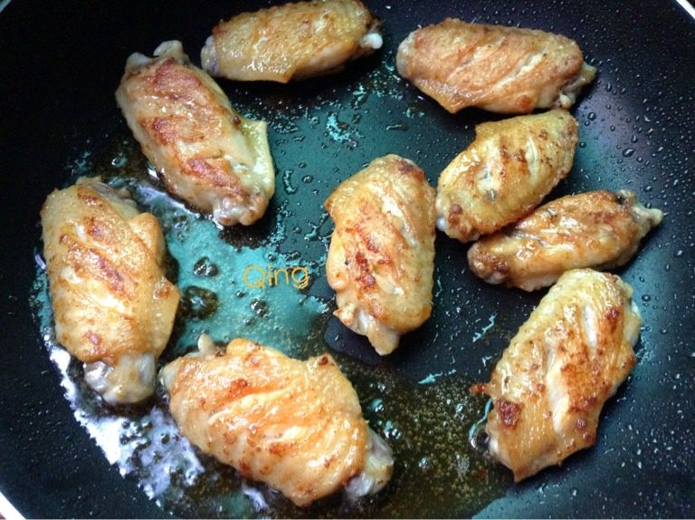 煎奥尔良鸡翅,如图平底锅放油将鸡翅放入中火煎
