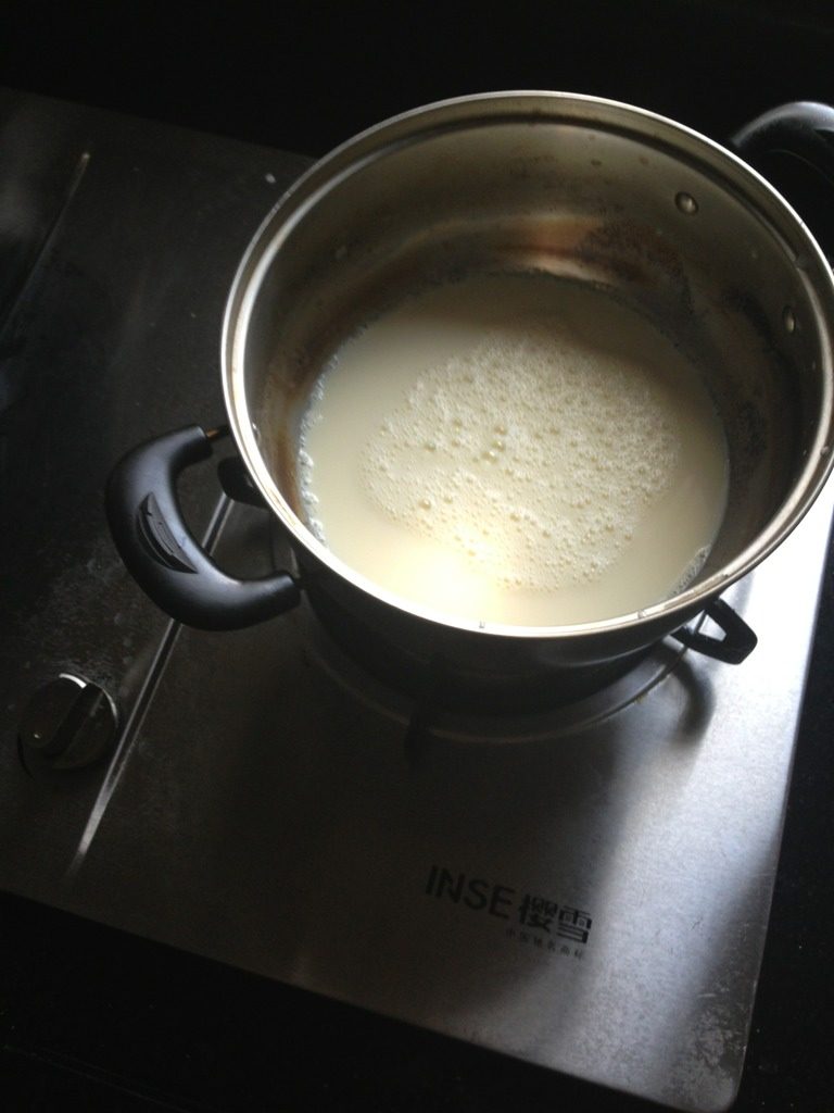 QQ布丁,蛋黄打均匀，倒入牛奶中加热至小沸。待凉